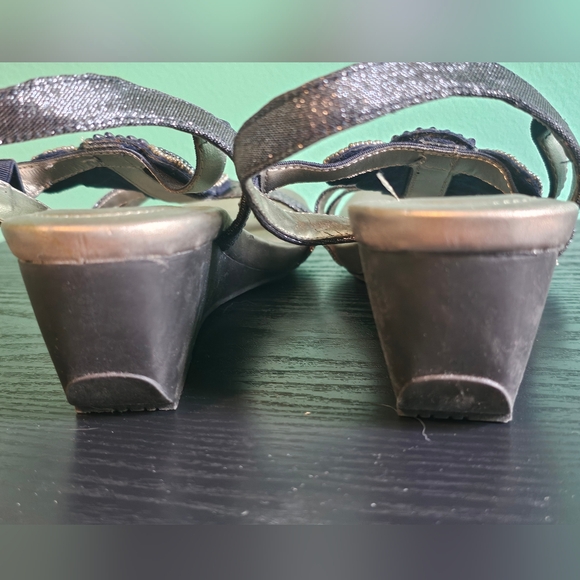 Bandolino Navy Blue Shimmery Jewel Embellishment Strappy Sandals Size 7.5 - Picture 7 of 9